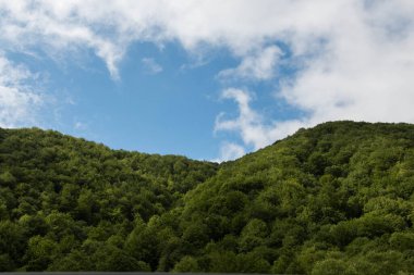 Karpatlar 'ın Ukrayna dağlarında dalgalı gökyüzü