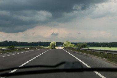 Önde yol işaretleme bulutları
