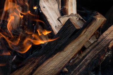 Yakacak odun yangında yanıyor. 