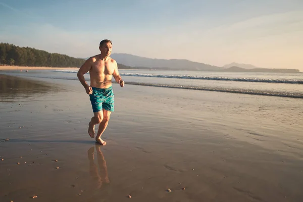 Caber Homem Adulto Correndo Longo Praia Pôr Sol — Fotografia de Stock