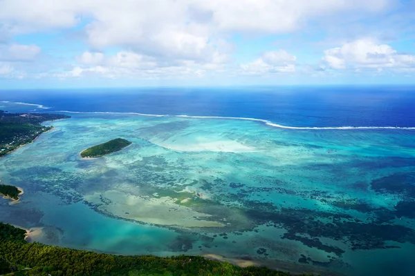Le Morne Brabant 'ın tepesinden sualtı şelalesi manzarası, Mauritius