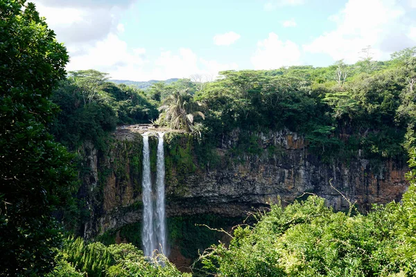 Tropik ormanın ortasına düşen su, Mauritius 'taki Alexandra şelalesi.