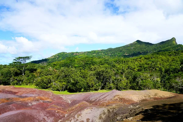 Güneşli bir günde yedi renkli tepenin panoramik manzarası