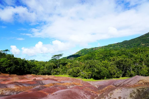 Güneşli bir günde yedi renkli tepenin panoramik manzarası
