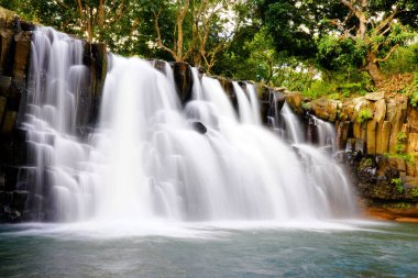 Su Rochester, Mauritius 'ta kayalarla birlikte düşüyor.