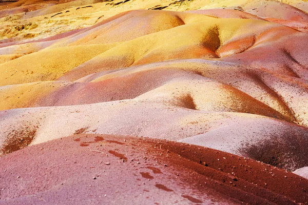 Güneşli bir günde yedi renkli tepe