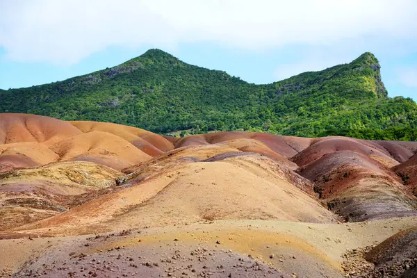 Güneşli bir günde yedi renkli tepenin panoramik manzarası