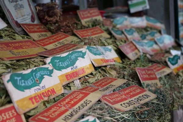 Sokaktaki pazar yerinde bitkibilimci ve traksiyonel ilaç ürünleri