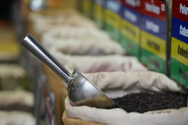 Sokaktaki geleneksel baharat pazarı