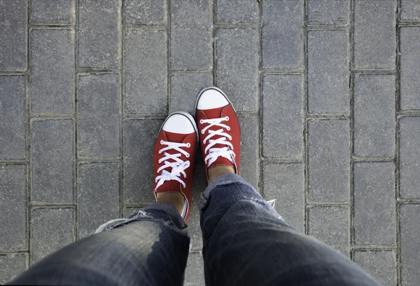 Kvinnor i röda sneakers på en asfaltläggare — Stockfoto