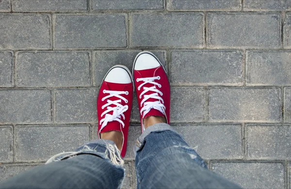 Kvinnor i röda sneakers på en asfaltläggare — Stockfoto