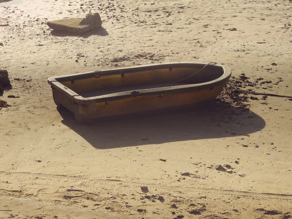 Das kleine Boot auf Sand — Stockfoto