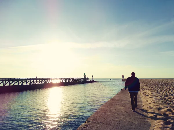 Capbreton Φάρος ηλιοβασίλεμα με άνδρα με τα πόδια — Φωτογραφία Αρχείου