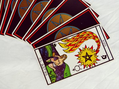 Falcı tarafından tahmin Tarot kartları 