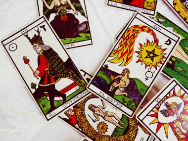 Falcı tarafından tahmin Tarot kartları 