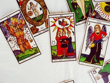 Falcı tarafından tahmin Tarot kartları 
