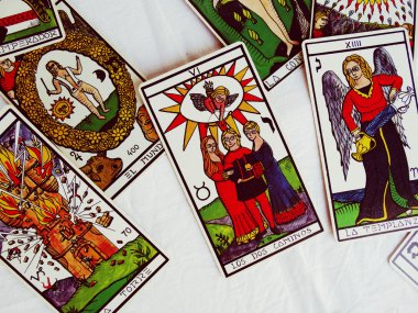 Falcı tarafından tahmin Tarot kartları 