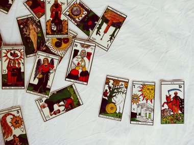 Falcı tarafından tahmin Tarot kartları 