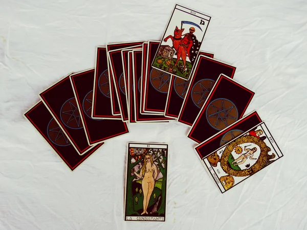 Prédiction par Fortune Teller sur les cartes Tarot — Photo