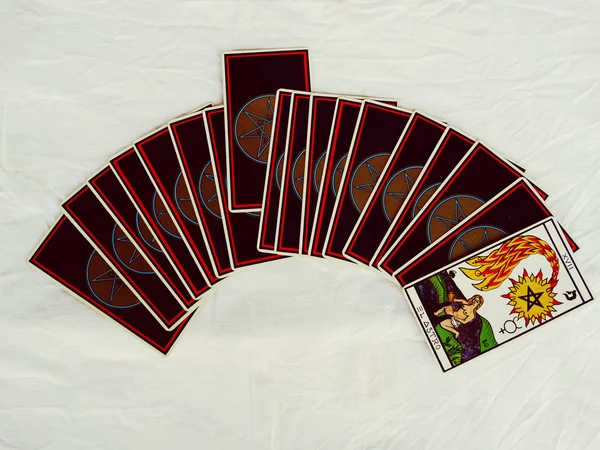 Voorspelling door Fortune Teller op de tarotkaarten — Stockfoto
