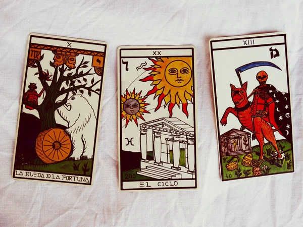 Falcı tarafından tahmin Tarot kartları 