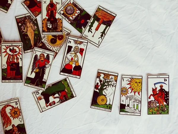 Previsão por Fortune Teller nas cartas de Tarot — Fotografia de Stock