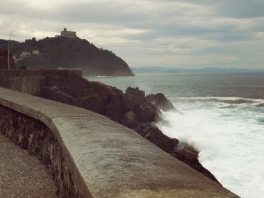 San Sebastian Seaside dalgalar yağmurlu gün ile