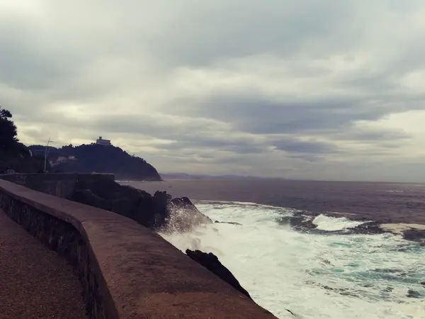 San Sebastian Seaside dalgalar yağmurlu gün ile — Stok fotoğraf