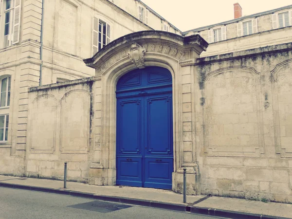 Голубая старая дверь или древние ворота — стоковое фото
