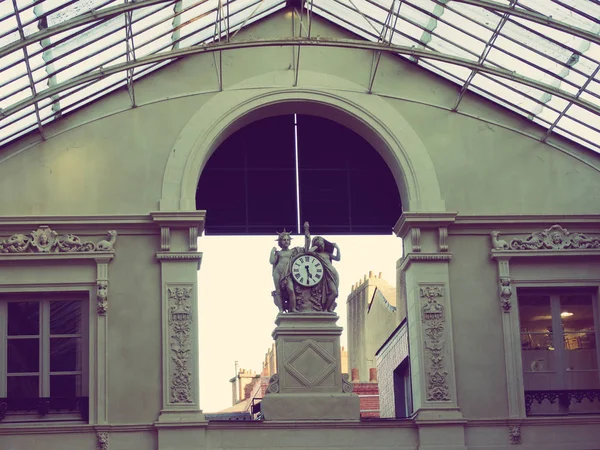 Uhr in passage pommeraye bei nantes france — Stockfoto