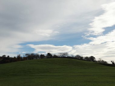 Zarautz Mountains bulutlar ile yeşil manzara