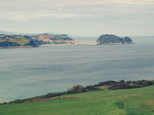 Vista panorámica de Zarautz con Guetaria al fondo — Foto de Stock