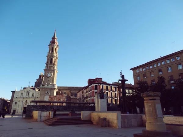 Stadsplein Pilar Zaragoza Spanje with Goya Sculpture and Seo Cathedarl aan achterkant — Stockfoto