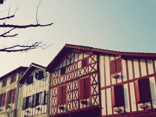 Casas bascas tradicionais em La Bastide-Clairence — Fotografia de Stock