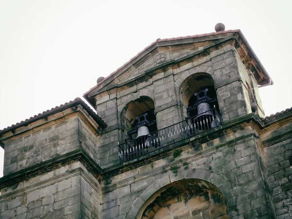 Cloches de l'église San Juan dans le village de Pasajes — Photo