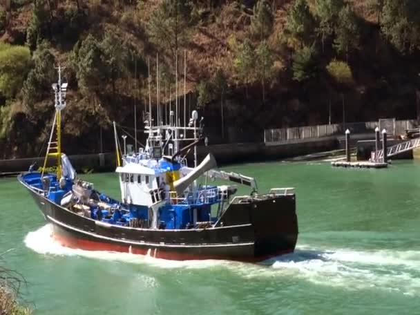 Łódź rybacka wideo w Hiszpanii Pasaia Harbor — Wideo stockowe