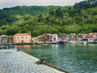 Pasai Donibane Kilisesi, evler ve Bay