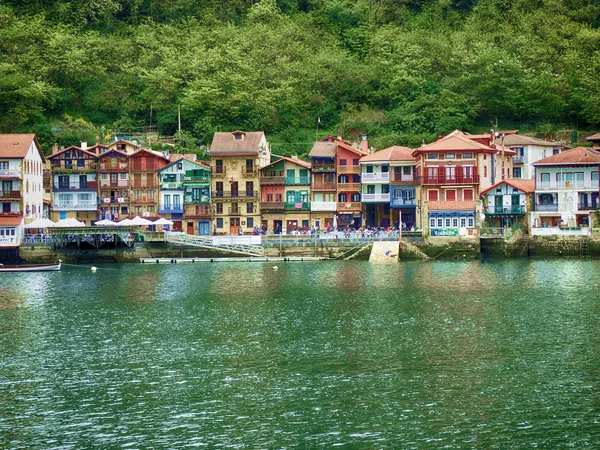 Pasai Donibane Maisons colorées et baie — Photo