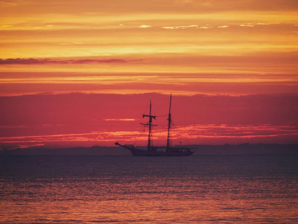 Nave de vela en colorido amanecer — Foto de Stock