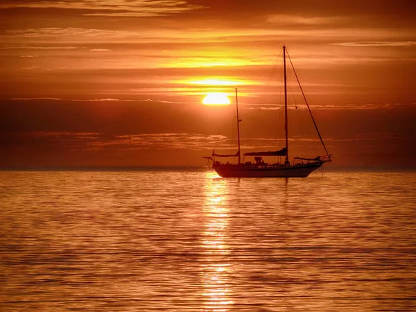Segelschiff bei buntem Sonnenaufgang — Stockfoto