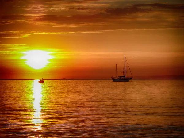 Nave de vela en colorido amanecer — Foto de Stock