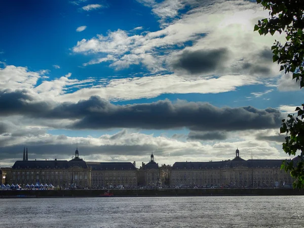 Bordeaux Skyline da margem direita e nuvens incríveis — Fotografia de Stock