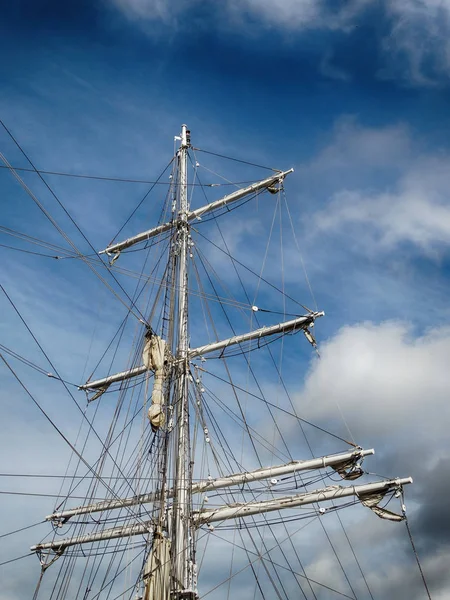 Tall Ships förmast segling med blå himmel och moln — Stockfoto