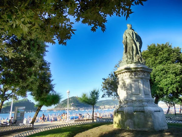 Rzeźba w zatoce Donostia San Sebastian — Zdjęcie stockowe