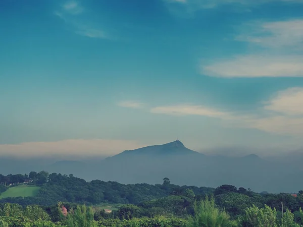 La Rhune Mountain in zachte mist — Stockfoto