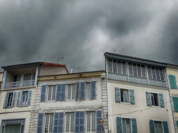 Дома на крыше в городе Сен-Годен во Франции — стоковое фото