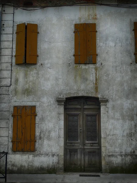 Porta da velha casa na França — Fotografia de Stock