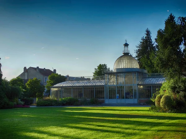 Broeikasgassen in openbare tuin in Tarbes — Stockfoto