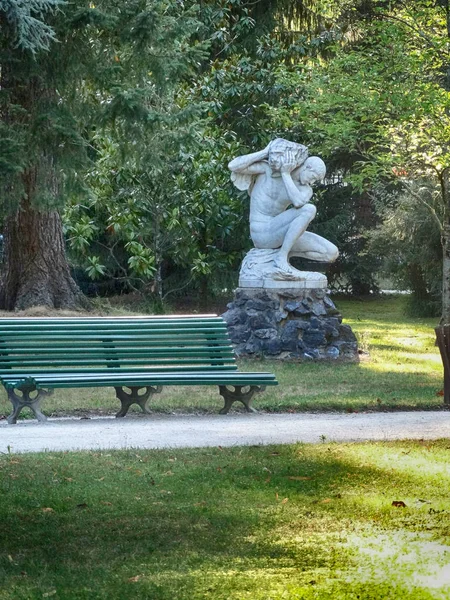 Bank und Skulptur im öffentlichen Park — Stockfoto