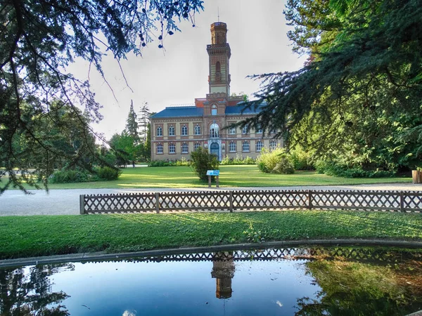 Building in Massey Park in Tarbes France — Stock Photo, Image